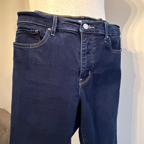 Plus Size Levi’s Straight Leg Jeans — Mid Rise — Dark Wash — W33 L30 - Picture 3 of 3